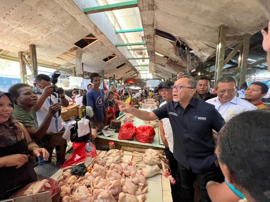 Jelang Nataru, Mendag Zulkifli Tinjau Pasar Sentral Remu di Kota Sorong