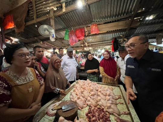 Jelang Nataru, Mendag Zulkifli Tinjau Pasar Sentral Remu di Kota Sorong