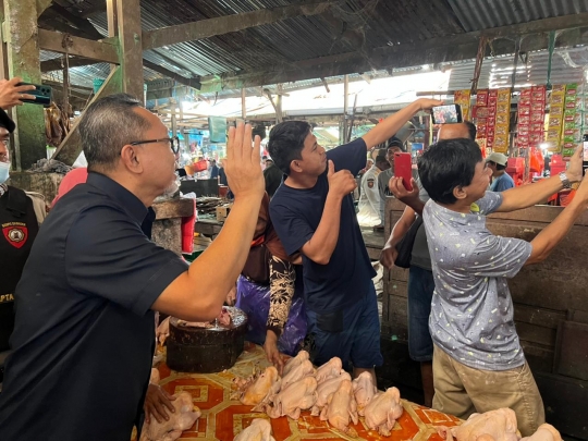 Jelang Nataru, Mendag Zulkifli Tinjau Pasar Sentral Remu di Kota Sorong