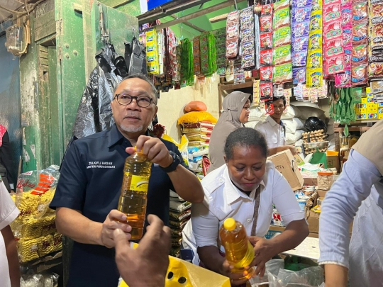 Jelang Nataru, Mendag Zulkifli Tinjau Pasar Sentral Remu di Kota Sorong