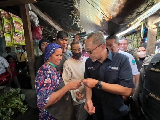 Jelang Nataru, Mendag Zulkifli Tinjau Pasar Sentral Remu di Kota Sorong