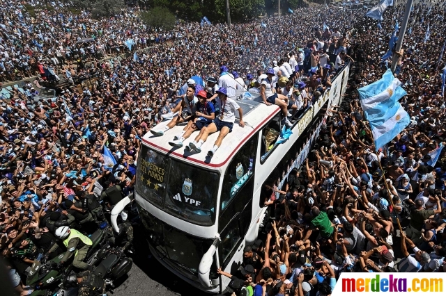 Pemandangan jutaan suporter memadati pawai juara timnas Argentina yang memenangkan Piala Dunia 2022 di Buenos Aires, Argentina, pada 20 Desember 2022. 