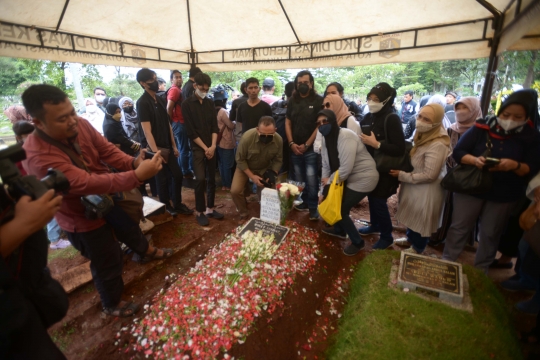 Kesedihan Adam Jagwani di Pemakaman Aminah Cendrakasih 'Mak Nyak'