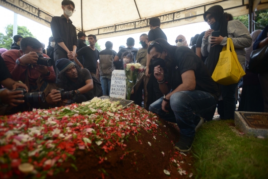 Kesedihan Adam Jagwani di Pemakaman Aminah Cendrakasih 'Mak Nyak'