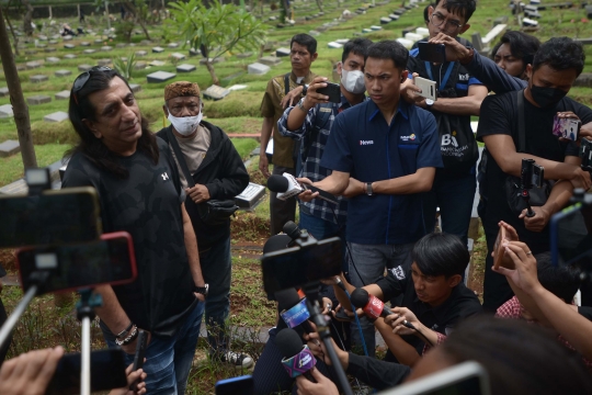 Kesedihan Adam Jagwani di Pemakaman Aminah Cendrakasih 'Mak Nyak'