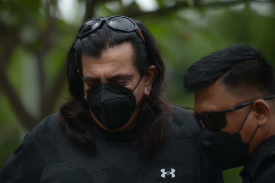 Kesedihan Adam Jagwani di Pemakaman Aminah Cendrakasih 'Mak Nyak'