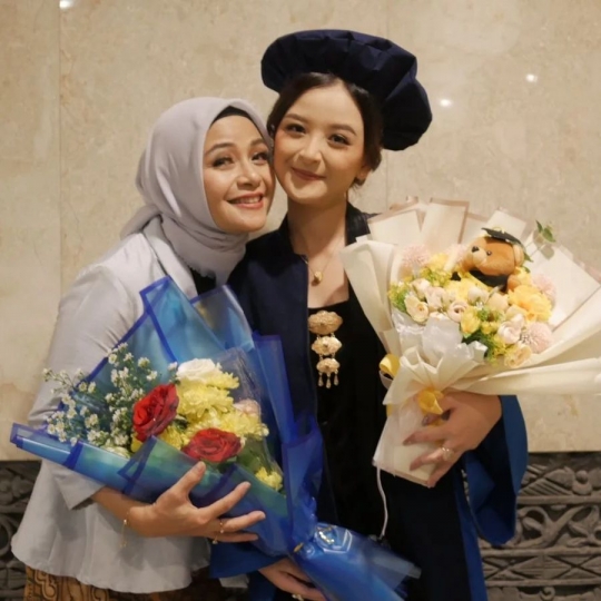 Potret Cantik Athala Rania Anak Ria Enes Jalani Wisuda, Penampilannya Curi Perhatian