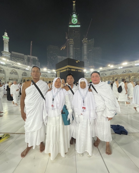 Potret Merry Umrah di Tanah Suci, Sampaikan Doa untuk Keluarga Raffi di Depan Ka'bah