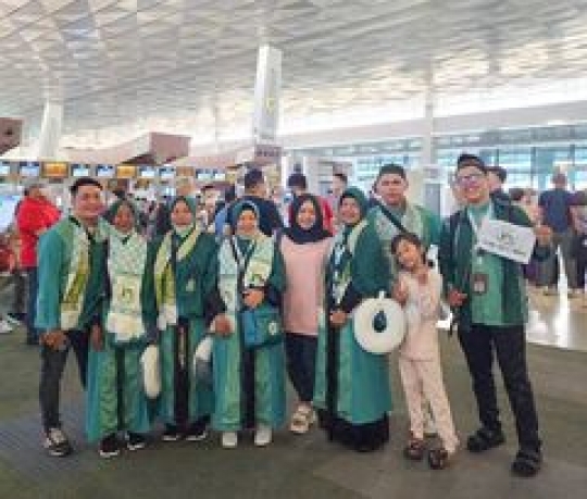 Potret Merry Umrah di Tanah Suci, Sampaikan Doa untuk Keluarga Raffi di Depan Ka'bah