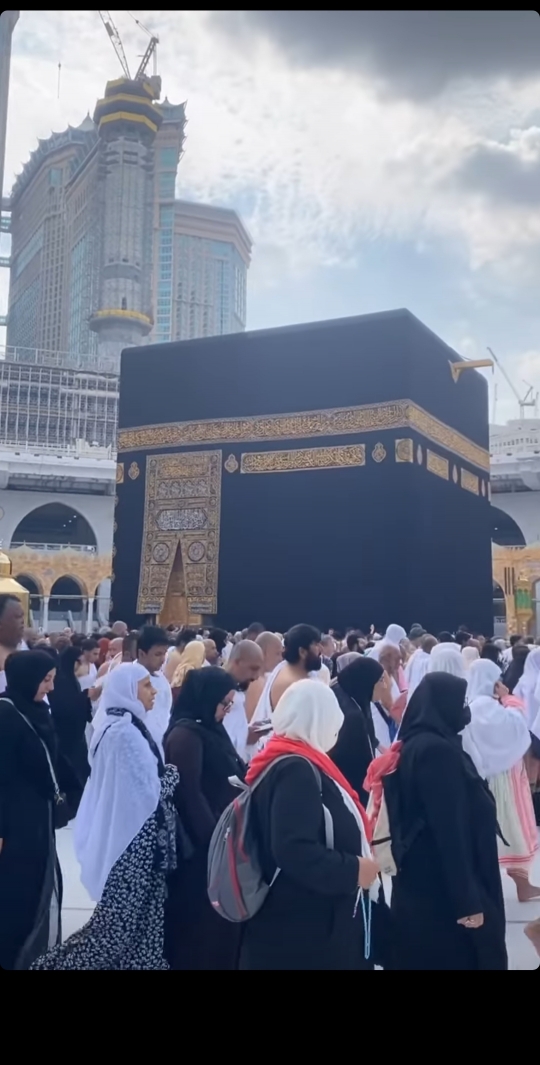 Potret Merry Umrah di Tanah Suci, Sampaikan Doa untuk Keluarga Raffi di Depan Ka'bah