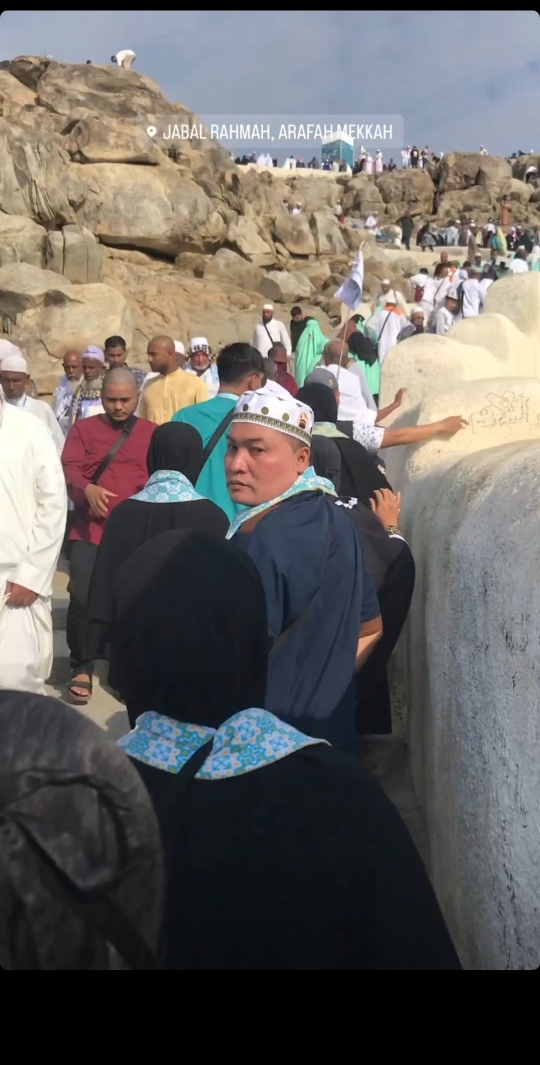 Potret Merry Umrah di Tanah Suci, Sampaikan Doa untuk Keluarga Raffi di Depan Ka'bah