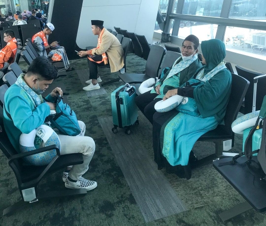Potret Merry Umrah di Tanah Suci, Sampaikan Doa untuk Keluarga Raffi di Depan Ka'bah
