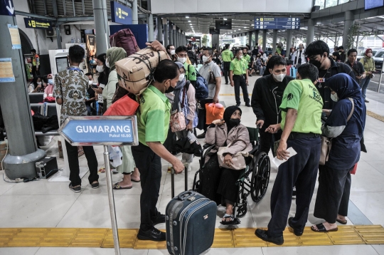 Libur Nataru, Ribuan Penumpang Padati Stasiun Pasar Senen