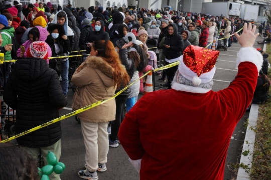 Melihat Momen Berbagi Keberkahan Natal Warga AS