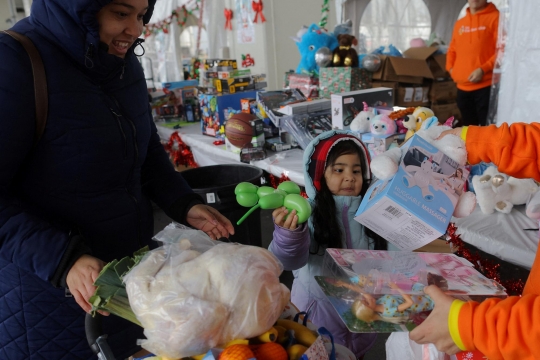 Melihat Momen Berbagi Keberkahan Natal Warga AS