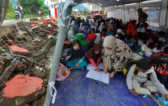 Sebulan Lebih Pasca Gempa, Anak-Anak Cianjur Masih Belajar di Tenda dan Tanpa Seragam