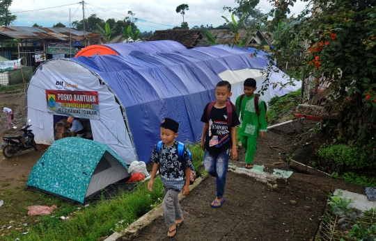 Sebulan Lebih Pasca Gempa, Anak-Anak Cianjur Masih Belajar di Tenda dan Tanpa Seragam