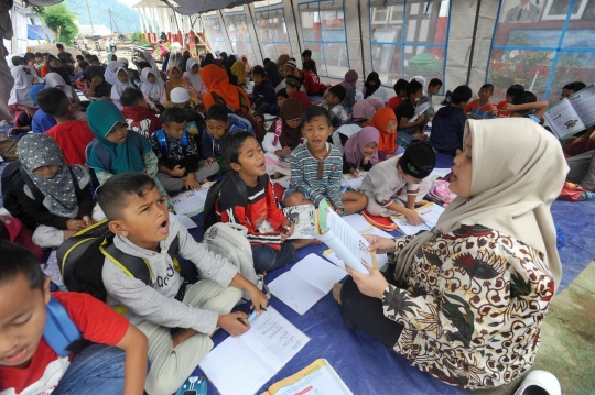 Sebulan Lebih Pasca Gempa, Anak-Anak Cianjur Masih Belajar di Tenda dan Tanpa Seragam