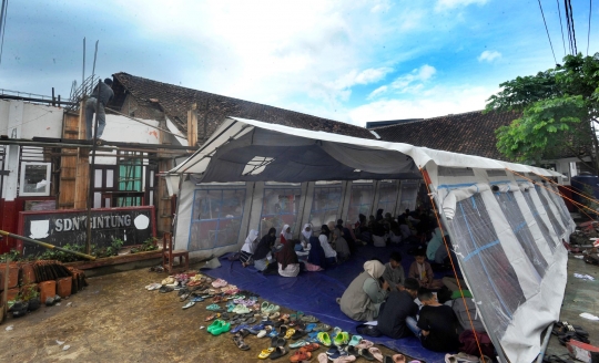 Sebulan Lebih Pasca Gempa, Anak-Anak Cianjur Masih Belajar di Tenda dan Tanpa Seragam