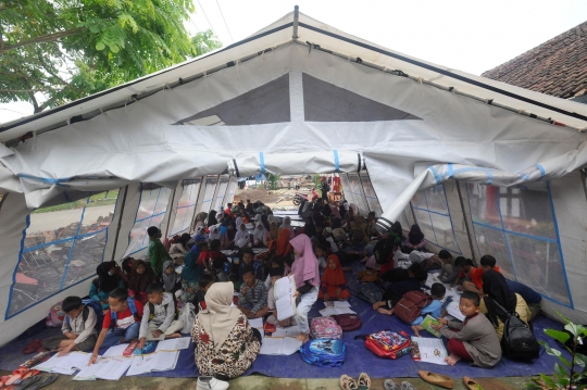 Sebulan Lebih Pasca Gempa, Anak-Anak Cianjur Masih Belajar di Tenda dan Tanpa Seragam