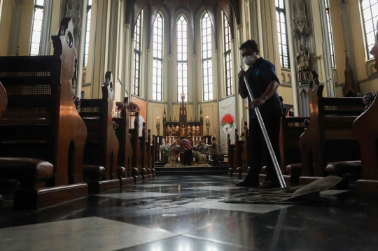 Persiapan Gereja Katedral Jelang Menyambut Natal