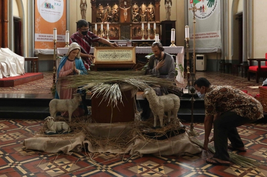 Persiapan Gereja Katedral Jelang Menyambut Natal