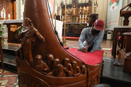 Persiapan Gereja Katedral Jelang Menyambut Natal