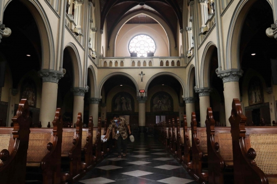 Persiapan Gereja Katedral Jelang Menyambut Natal