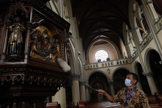 Persiapan Gereja Katedral Jelang Menyambut Natal