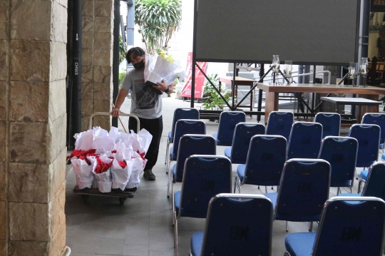 Persiapan Gereja Katedral Jelang Menyambut Natal