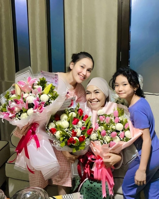 5 Potret Ayu Ting Ting Rayakan Hari Ibu, Beri Kejutan untuk Umi Kalsum