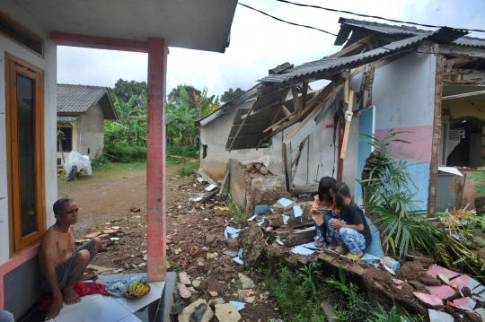 Potret Penyintas Gempa Cianjur di Hunian Sementara