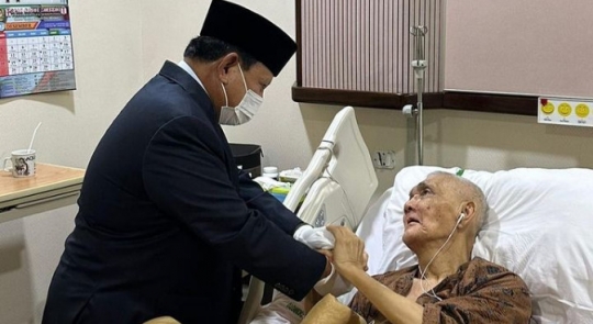 Potret Try Sutrisno Dibesuk Jokowi di RSPAD, Genggam Erat Tangan Sang Presiden