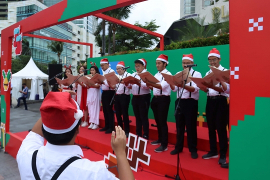 Aksi Christmas Carol Hibur Para Pejalan Kaki di Bundaran HI