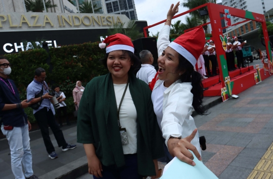 Aksi Christmas Carol Hibur Para Pejalan Kaki di Bundaran HI