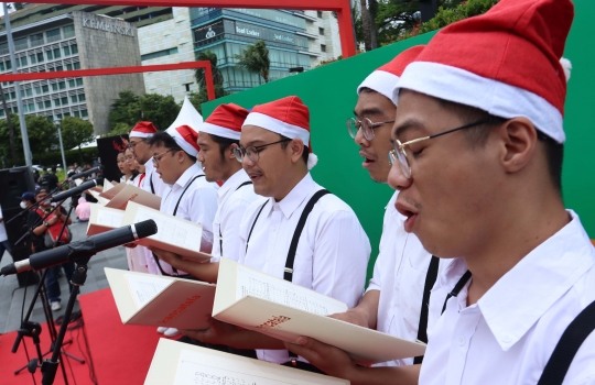 Aksi Christmas Carol Hibur Para Pejalan Kaki di Bundaran HI