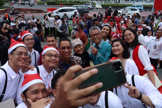 Aksi Christmas Carol Hibur Para Pejalan Kaki di Bundaran HI