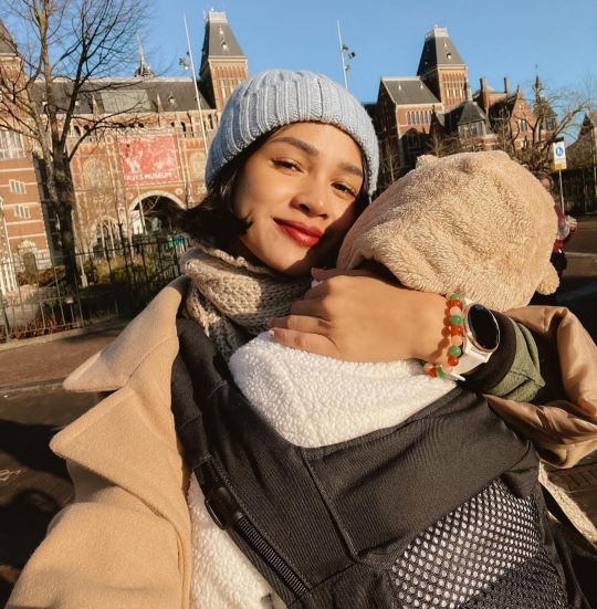 Deretan Potret Liburan Seru Andien Aisyah di Amsterdam, Kawa dan Tabi Super Cute