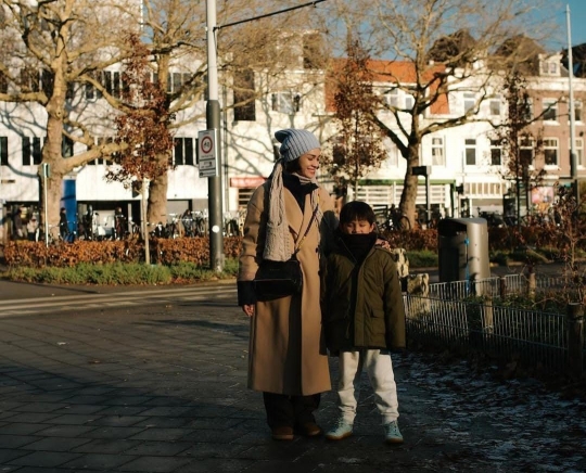 Deretan Potret Liburan Seru Andien Aisyah di Amsterdam, Kawa dan Tabi Super Cute