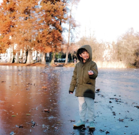 Deretan Potret Liburan Seru Andien Aisyah di Amsterdam, Kawa dan Tabi Super Cute