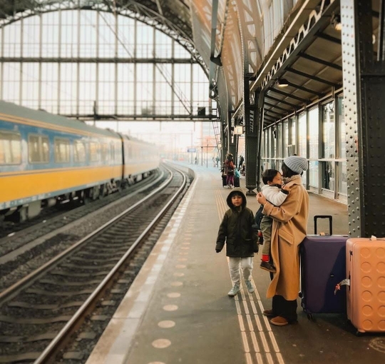 Deretan Potret Liburan Seru Andien Aisyah di Amsterdam, Kawa dan Tabi Super Cute