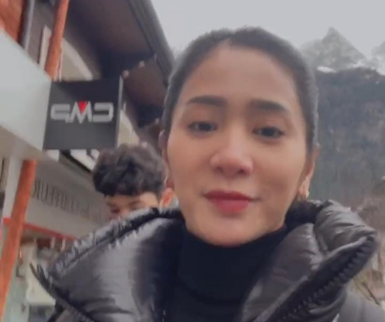 Cantik dan Memesona Bak ABG, Ini 5 Potret Bunga Zainal Liburan di Swiss