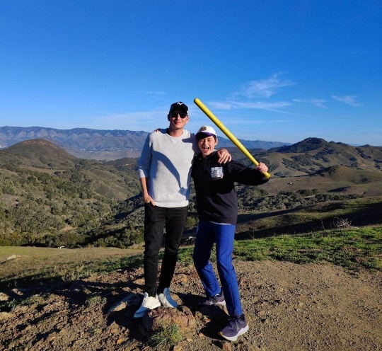 5 Potret Ganteng Mike Lewis Bareng Sang Putra Kenzou Liburan di California