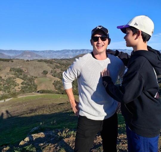 5 Potret Ganteng Mike Lewis Bareng Sang Putra Kenzou Liburan di California
