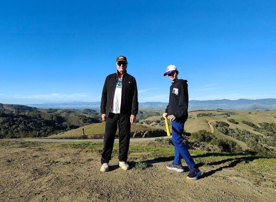 5 Potret Ganteng Mike Lewis Bareng Sang Putra Kenzou Liburan di California