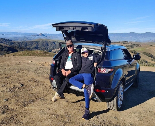5 Potret Ganteng Mike Lewis Bareng Sang Putra Kenzou Liburan di California