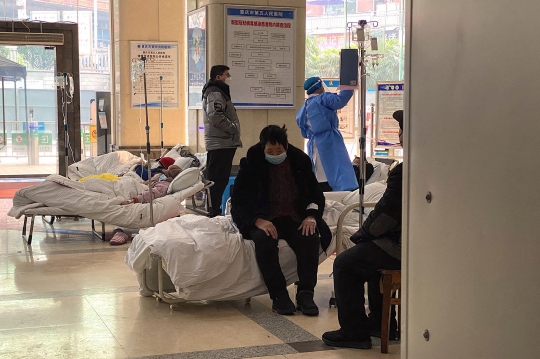 Covid-19 di China Menggila, RS Kewalahan sampai Pasien Dirawat di Lobi