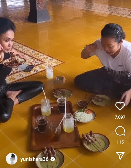 Keakraban Yuni Shara sama Soimah di Yogyakarta, Peluk Manja Sampai Makan Lesehan