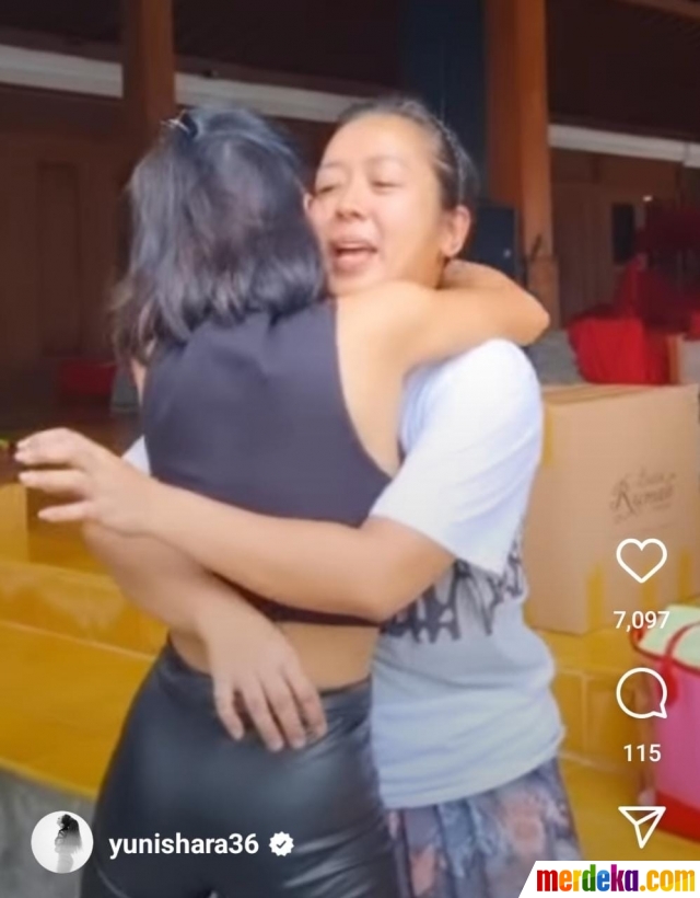Yuni berkunjung ke pendopo Soimah di Jogja. Saat bertemu sang empunya, Yuni langsung memeluk Soimah. Pertemuan mereka penuh kehangatan. 