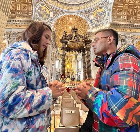Potret Judika Bersama Keluarga Rayakan Natal di Vatican City